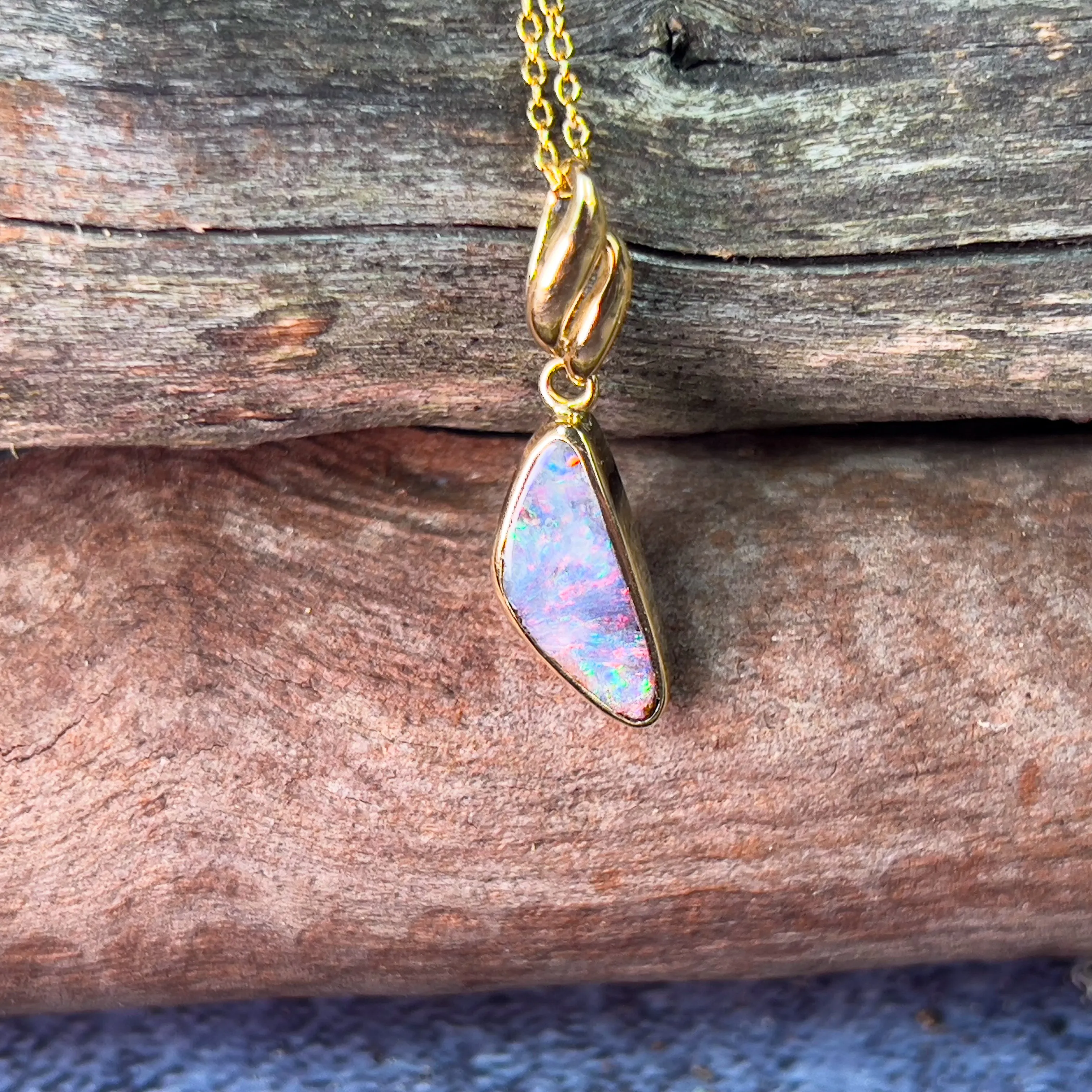 18kt Yellow Gold Boulder opal 1.1ct pendant