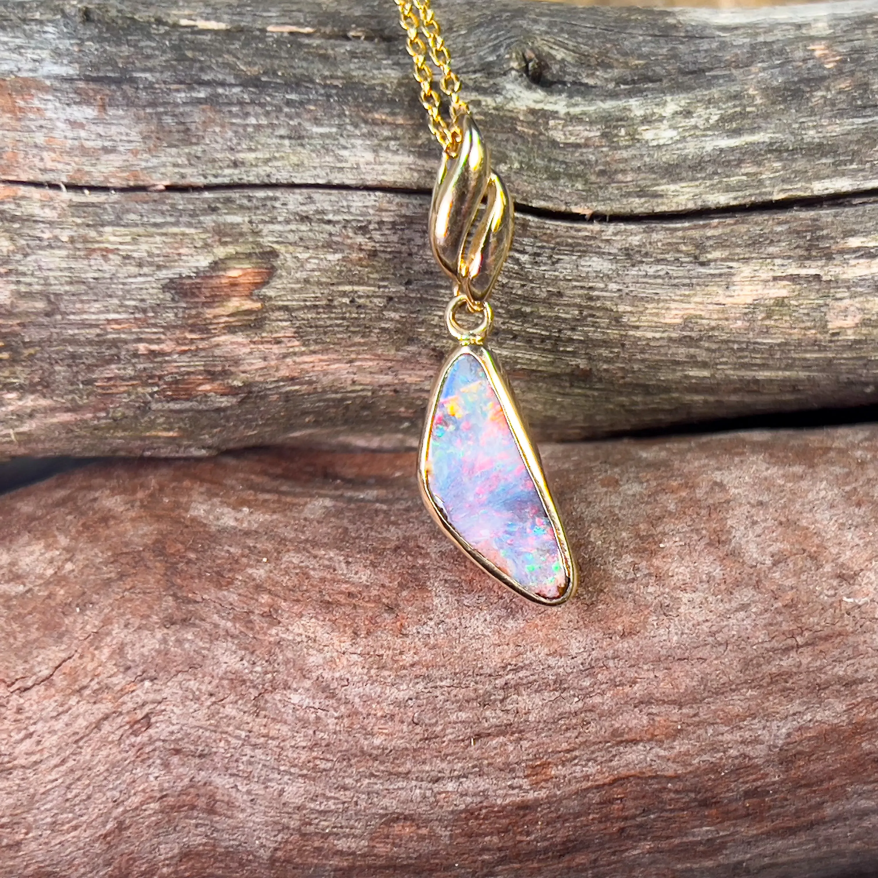 18kt Yellow Gold Boulder opal 1.1ct pendant