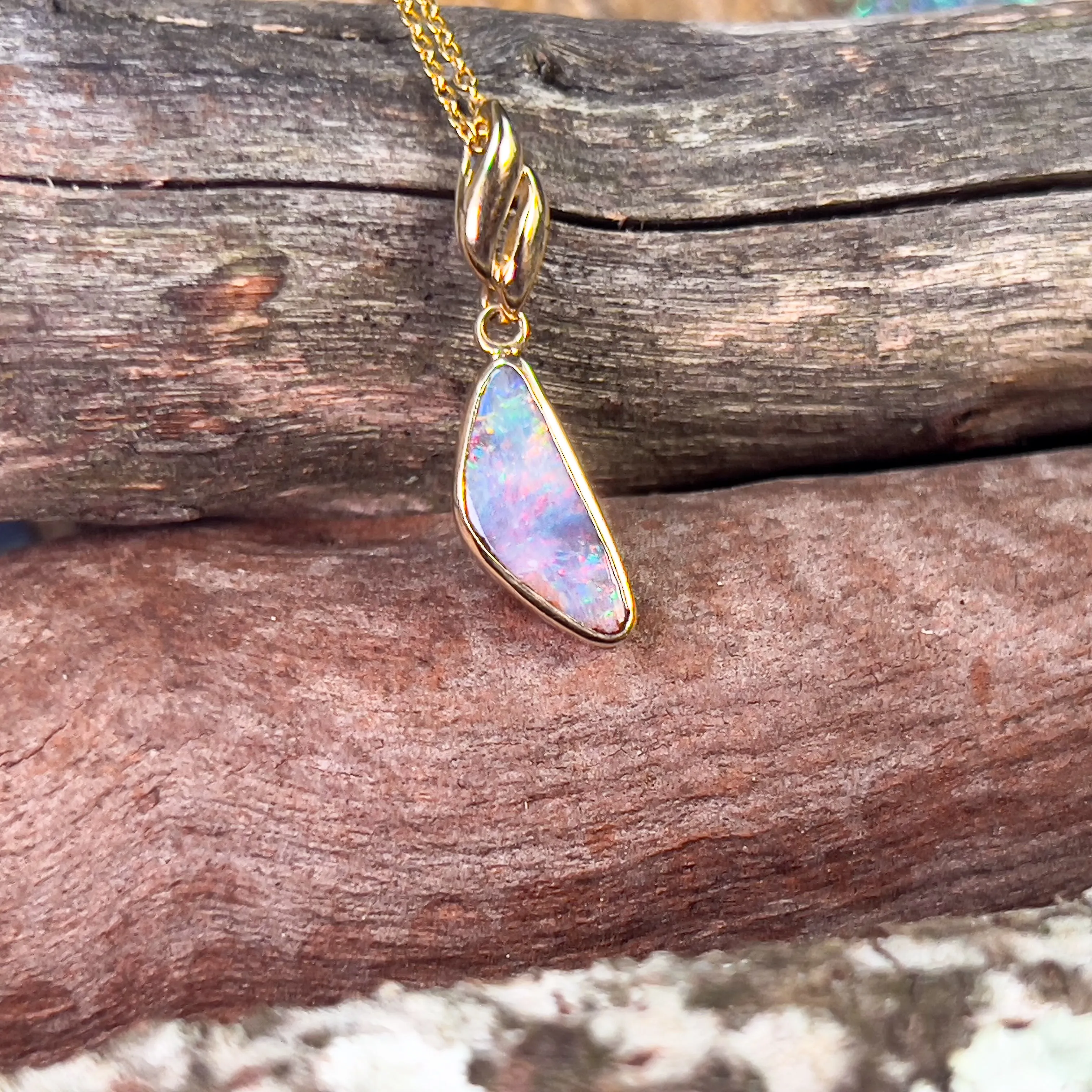 18kt Yellow Gold Boulder opal 1.1ct pendant