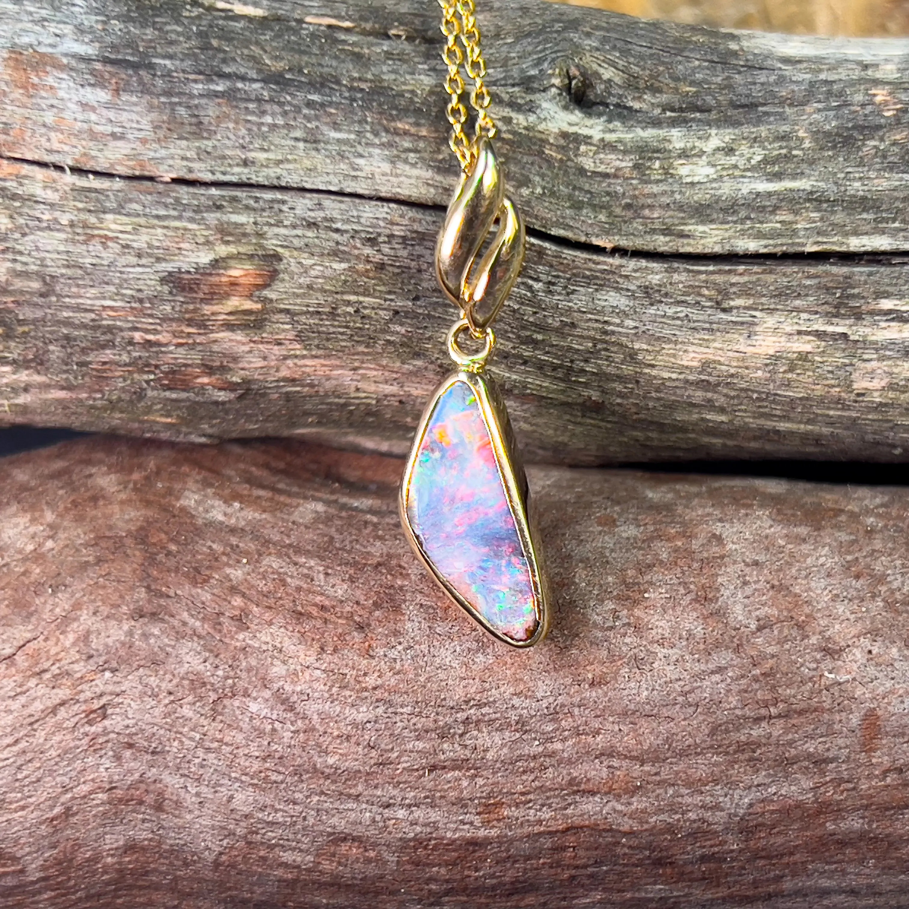 18kt Yellow Gold Boulder opal 1.1ct pendant