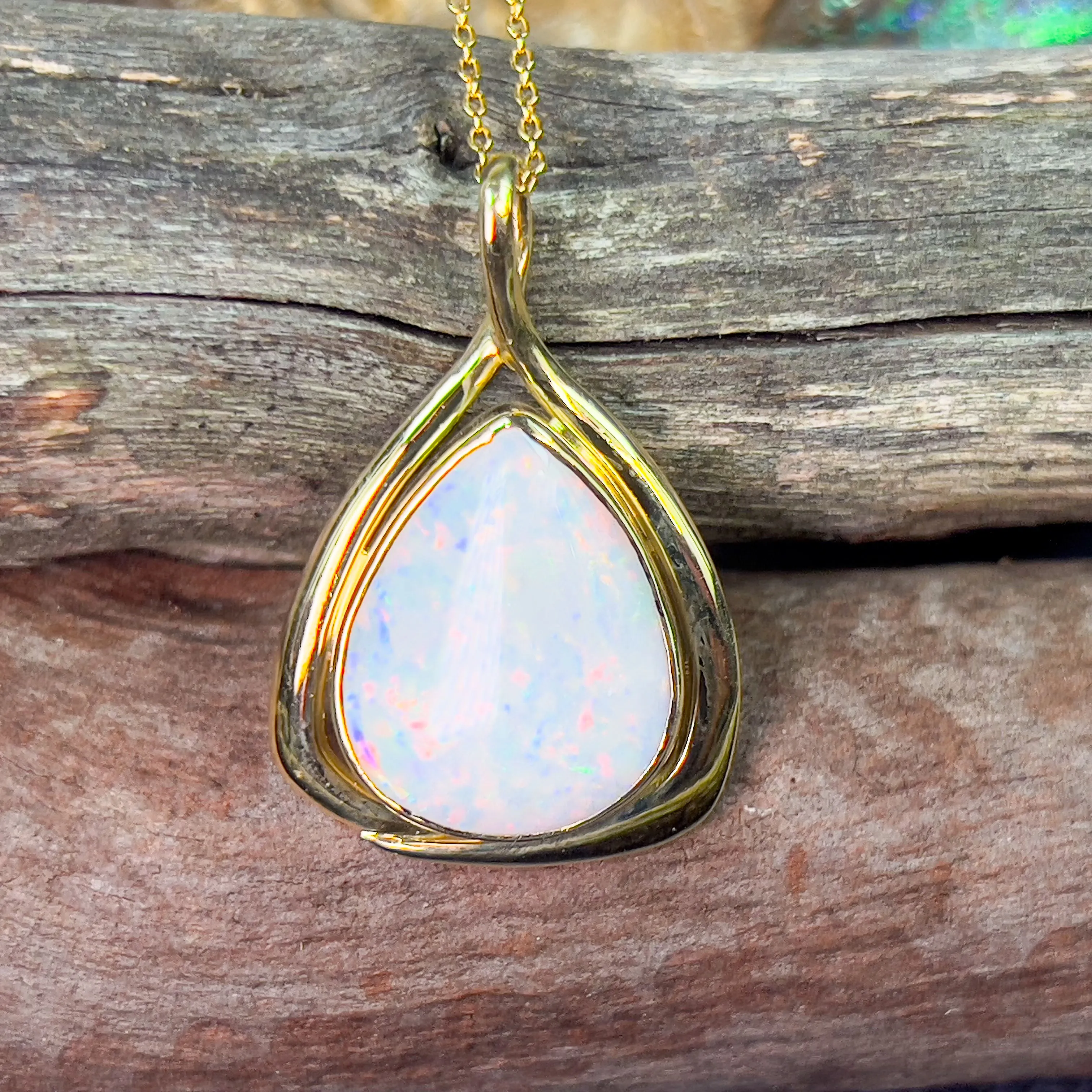 18kt Yellow Gold pear shape White Opal 7.82ct pendant