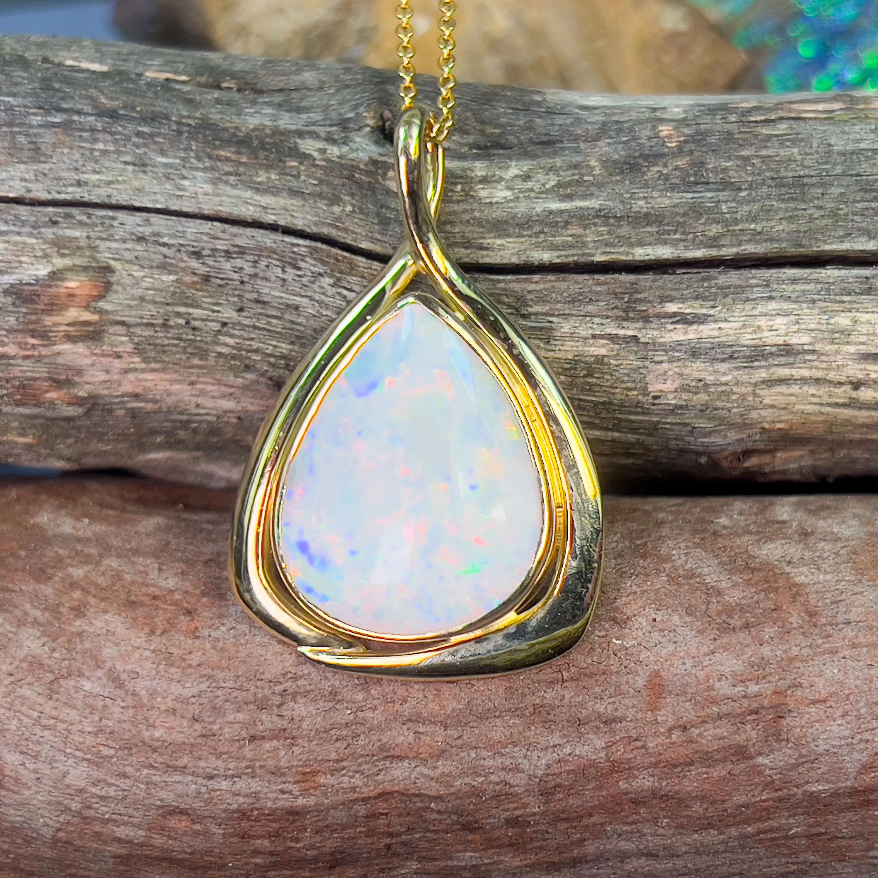 18kt Yellow Gold pear shape White Opal 7.82ct pendant