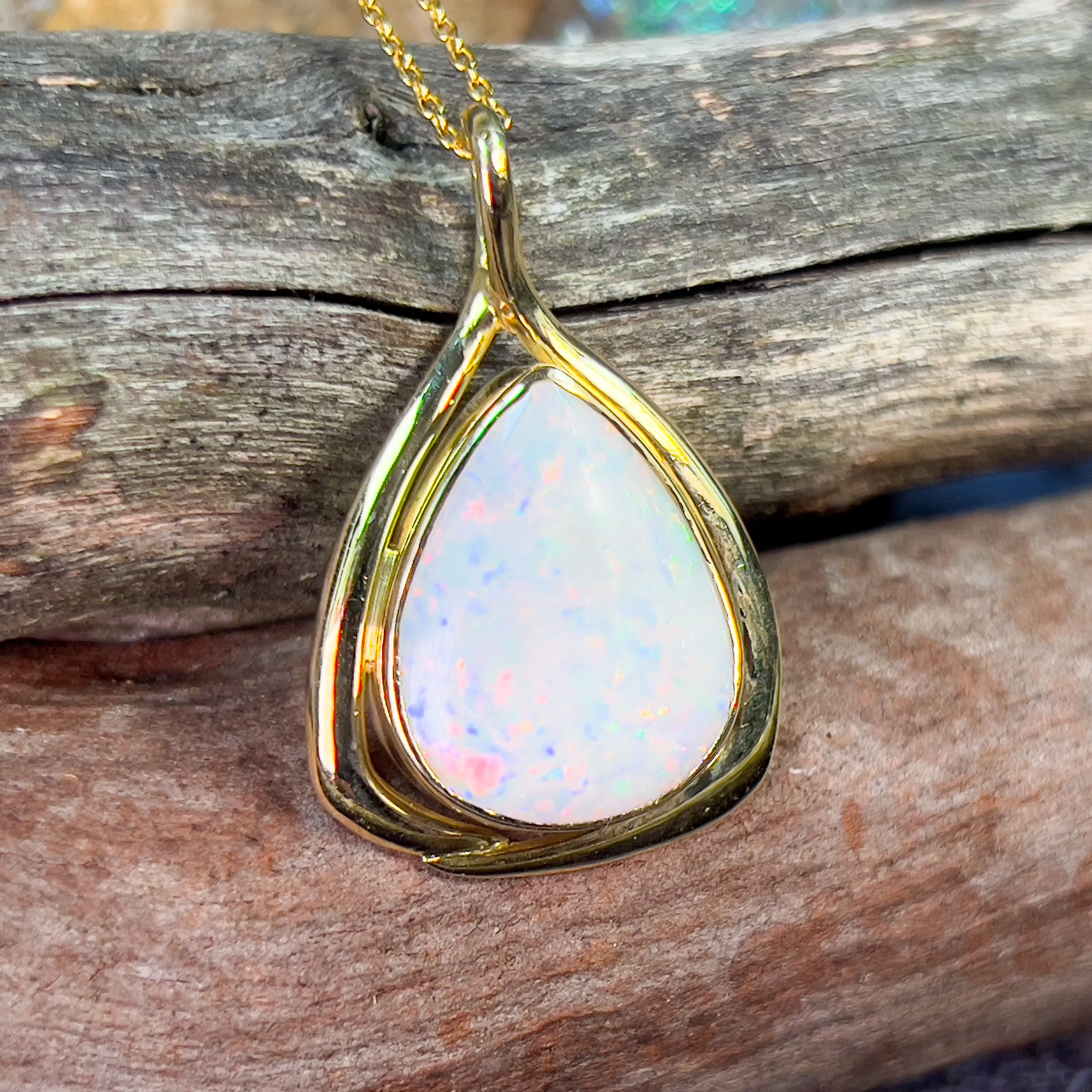 18kt Yellow Gold pear shape White Opal 7.82ct pendant