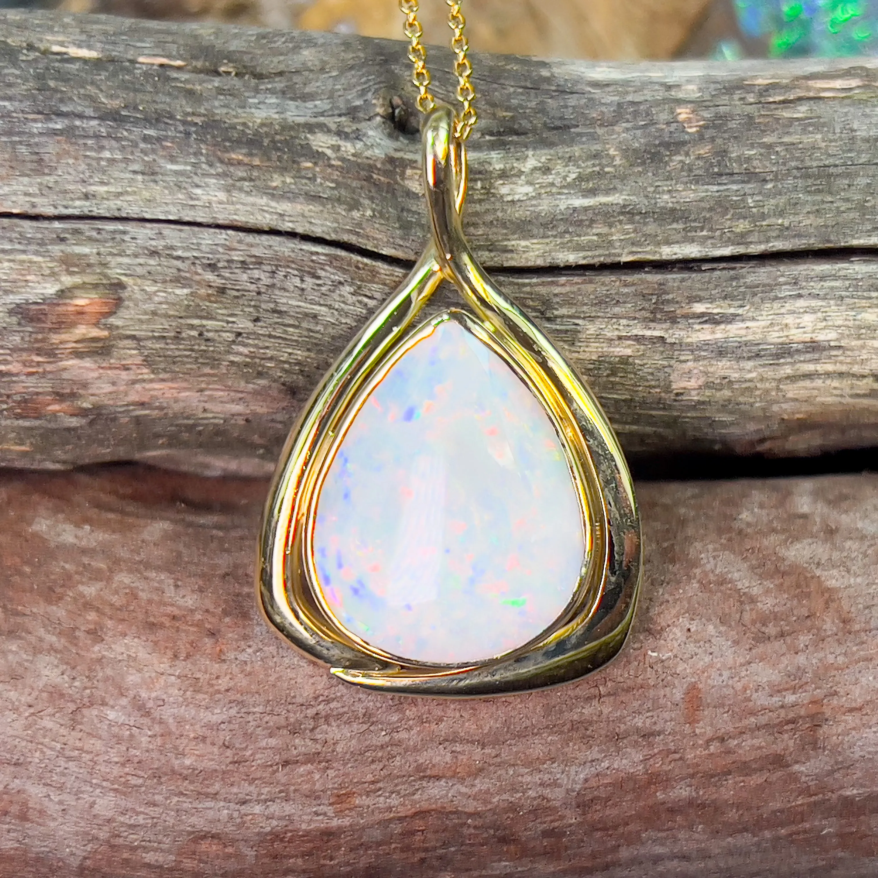 18kt Yellow Gold pear shape White Opal 7.82ct pendant