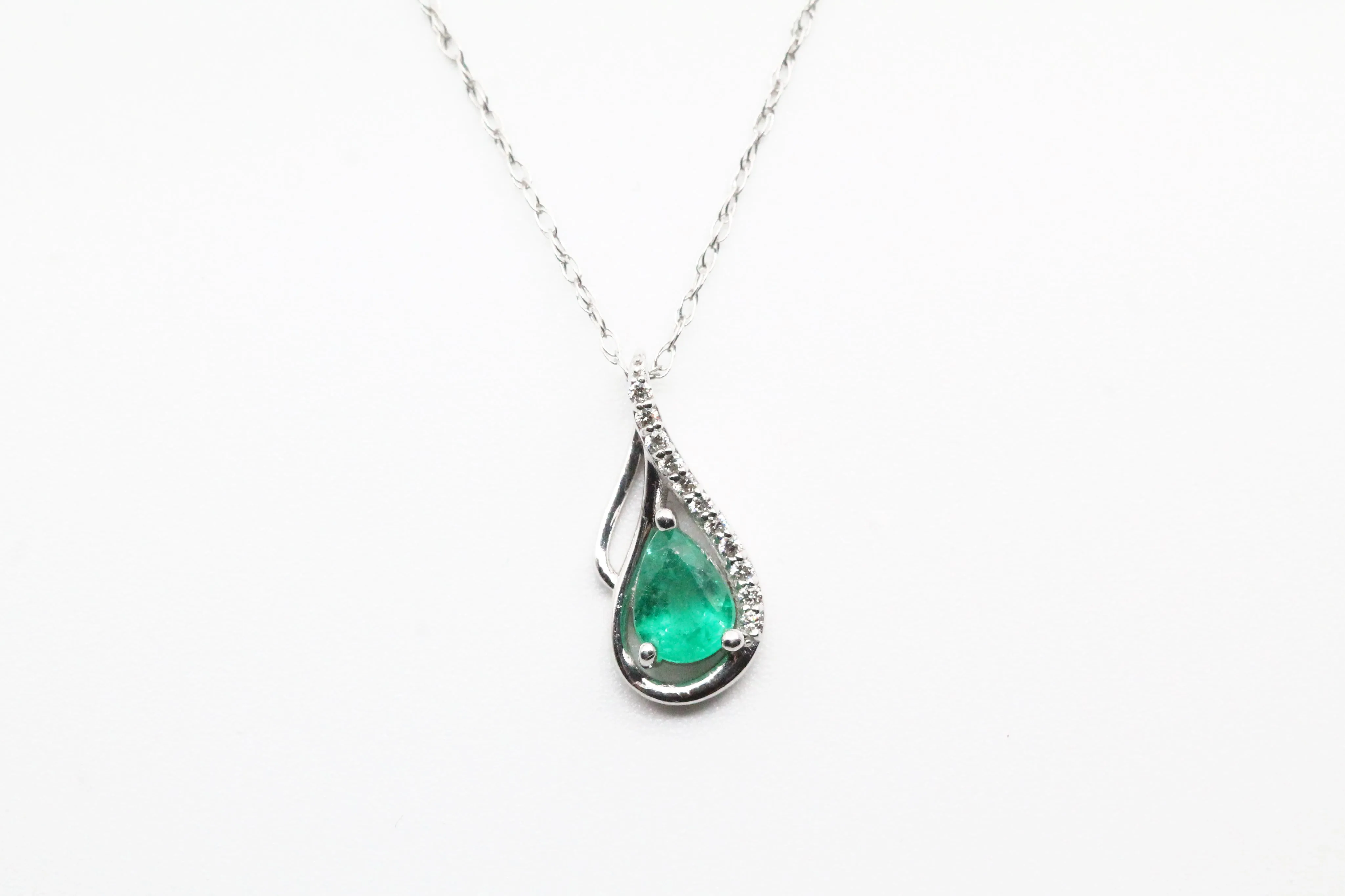 White Gold Emerald Necklace